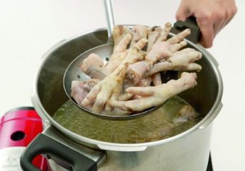 Nggak Aneh Kalau Banyak Orang Hobi Makan Ceker Ayam! Ternyata Bisa Bikin Awet Muda sampai Mengurangi Stres Loh