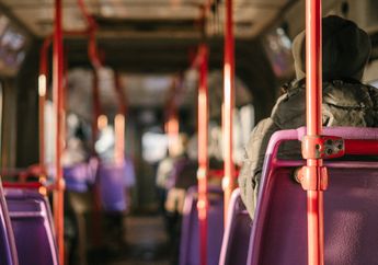 Lagi Asyik Main Handphone dalam Bus Kota, Pria Ini Tiba-tiba Ditikam Penumpang Lain yang Pura-pura Jatuh