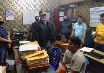 Gak Ada Akhlak! Driver Ojol Tiba-tiba Ditendang hingga Tersungkur oleh Seorang Pengmudi Mobil, Tak Lama Kejadian Berlangsung Rumah Pelaku Akhirnya Diserbu Ratusan Ojek Online