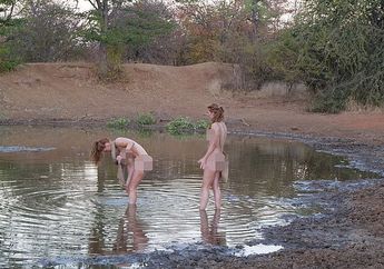 Tanpa Sehelai Pakaian Dua Gadis Cantik Ini Dilepaskan Hidup di Alam Liar yang Dikelilingi Hewan Buas Selama 21 Hari, Inilah yang Terjadi Kemudian!