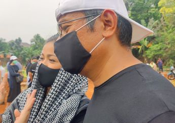 Temani Ivan Gunawan Antar Sang Ayah ke Peristirahatan Terakhirnya, Nirina Zubir dan Ernest: Semoga Ditempatkan di Tempat yang Terbaik