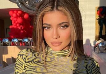 Makin Merakyat Usai Gelar Miliardernya Dicabut, Kylie Jenner Pamer Mie Rebus Pakai Telur, Netizen: Tanggal Tua Atau Nyindir Dinda Hauw?