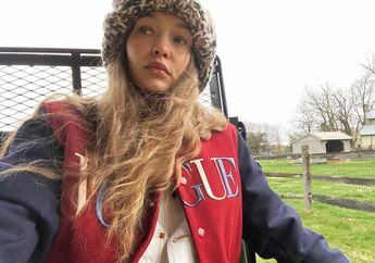 Lepas Kancing Kemeja, Gigi Hadid Bantah Rumor Sengaja Sembunyikan Perut Buncit dan Pamerkan Baby Bump-nya di Live Instagram!