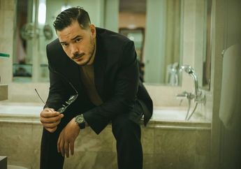 Zack Lee Berpose Bareng Model Seksi, Netizen Langsung Salfok: Kok Ada Kasur?