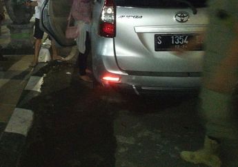 Heboh 'Avanza Bergoyang' di Depan Rumah Pejabat Tuban, Ternyata Sepasang Muda-mudi Diduga Mesum dengan Tisu Berserakan dan Kondom