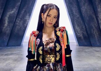 Staf Acara Musik Mingguan Ini Dipuji Fans Blackpink Usai Kepergok 'Benarkan' Kancing Baju Jisoo yang Lepas!