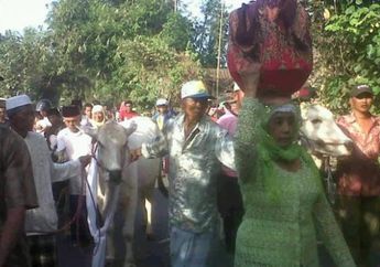 Idul Adha 2020: 5 Tradisi Unik Warga di Berbagai Daerah Indonesia, dari Gendong Kambing hingga Rias Sapi!