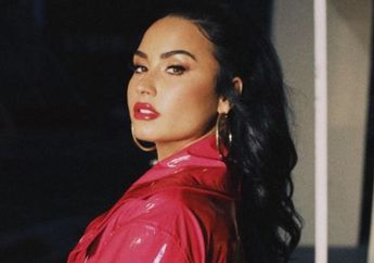 Pamer Cincin Berlian Ukuran Jumbo, Demi Lovato Siap Menikahi Max Ehrich!