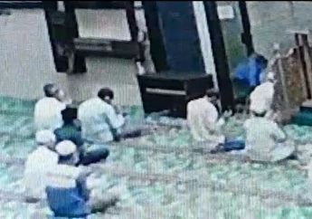 Terekam CCTV, Imam Masjid Diserang Secara Membabi Buta dengan Sebilah Pisau di Tengah Khusyuk Berdoa, Jamaah Langsung Geger!