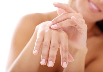 Murah dan Mudah, 6 Solusi Ini Terbukti Ampuh Menghilangkan Noda Kuning Pada Kuku-kuku Cantik Kalian, Berani Coba?