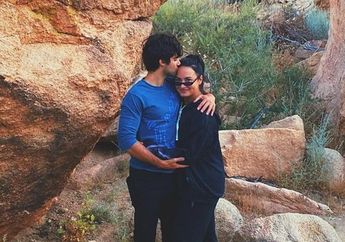 Dilamar Romantis di Pinggir Pantai, Demi Lovato Beberkan Sosok Sang Tunangan, Max Ehrich yang Selalu Berikan Pengaruh Positif Baginya