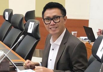 Asyik Sepedaan di Pematang Sawah saat Pulang Kampung, Eko Patrio Tunjukkan Sikap Rendah Hatinya Ketika Diajak Foto Petani yang Lagi Berkebun