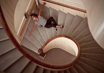 Arti Mimpi Jatuh dari Tangga Pertanda Buruk! Bisa Jadi Anda Akan Ditinggal Orang Terkasih