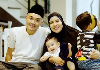 Laksanakan Salat Idul Adha 2020 di Tengah Pandemi Virus Corona, Tya Ariestya Ungkap Kerinduan: Udah Kangen Banget Bawa Anak-anak Jalan ke Luar Rumah