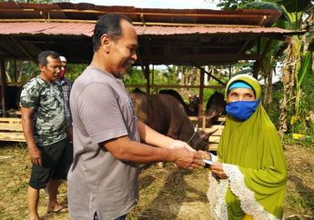 Nabung 15 Tahun, Nenek Sumiyati yang Berprofesi Sebagai Penyapu Jalan Ini Sukses Wujudkan Mimpi untuk Berkurban Sapi dan Kambing pada Hari Raya Idul Adha