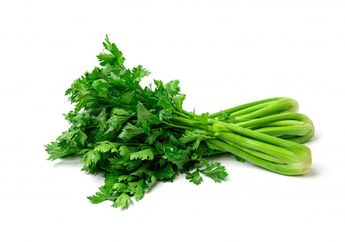 Gunakan Seledri  untuk Mencuci Wajahnya, Wanita Ini Rasakan Hal Menakjubkan pada Kulit Wajahnya