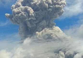 Detik-detik Sinabung Kembali keluarkan Erupsi, Gunung di Sumatera Utara itu Semburkan Abu Vulkanik hingga 7.460 Meter