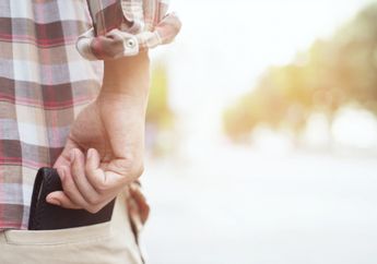 Hentikan Sekarang Juga! Simpan Dompet di Saku Celana Bisa Memicu Gangguan Saraf, Parahnya Ada yang Sampai Memutar Tulang Belakang Loh