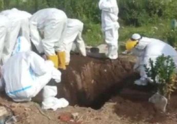 Warga Tak Sudi Pinjamkan Cangkul Lantaran Takut Tertular Covid-19, 10 Tim Pengubur Jenazah Pasien Corona Akhirnya Gali Tanah Kuburan Menggunakan Tangan Kosong!