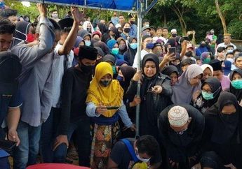 Peluk Nisan Bertuliskan Nama Anaknya, Ibunda Yasa Melepas Kepergian Sang Putra yang Tewas Ditinju Kawan