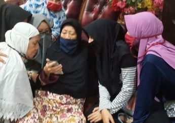 Terpaku Saksikan Pemakaman Anaknya Secara Virtual, Ibunda Jaksa Fedrik Adhar Mengaku Tak Tahu Penyakit Apa yang Merenggut Nyawa Anaknya: Hanya Dikabari Masuk Rumah Sakit!