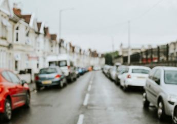 Amarahnya Meledak karena Sering Tak Bisa Keluar Rumah Akibat Mobil Parkir Sembarangan, Pria ini Bungkus Semua Bodi Kendaraan itu dengan Plastik