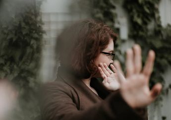 Masih Ragu dengan Sikapnya Padamu? Yuk Simak 7 Tanda Seseorang Diam-diam Tidak Menyukaimu!