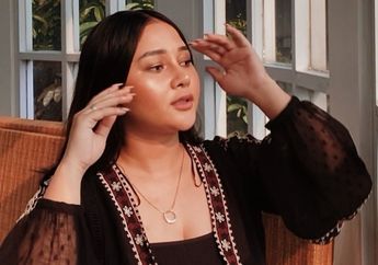 Pakai Gaun Putih Sembari Genggam Buket Bunga Mawar, Mutia Ayu Banjir Komentar dari Netizen: Auranya Benar-benar Terpancar!