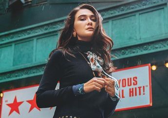 Tak Malu Gelendotan di Besi Tangga Sambil Ngemper di Teras Rumah, Tampilan Seksi Luna Maya Langsung Jadi Sorotan Netizen: Keteknya Berotot!