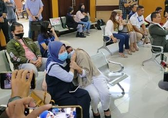 Menangis saat Melihat Video Penggerebekan Kediaman Angel Lelga Diputar di Ruang Sidang, Ibunda Vicky Prasetyo: Saya Kasihan pada Anak Saya