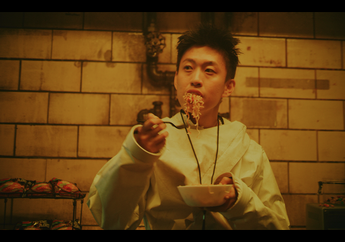 Lihat Rich Brian Nikmati Indomie Goreng di Video Klip Love In My Pocket, Bikin Ngiler!