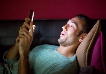 Bahaya Mengintai Para Pria yang Menggunakan Ponsel di Malam Hari, Menurut Penelitian, Hal Ini yang akan Terjadi pada Kesuburan 