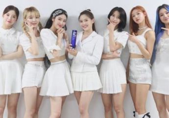 Asyiknya Member Oh My Girl Bekerja Sambilan di Restoran Indonesia, Meracik Cocktail Kelapa hingga Gelar Mini Konser!