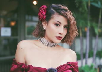 Awkarin Nekat Unggah Foto Punggung Eksotisnya Usai Ditempeli Koyo, Penampilan Selebgram Cantik Ini Langsung Jadi Sorotan: Berjajar Kayak Upacara!