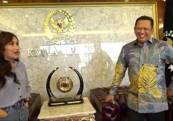 Lihat-lihat Ruangan Ketua MPR RI Bambang Soesatyo, Ayu Ting Ting Kaget dan Bingung Lihat Banyak Binatang yang Diawetkan