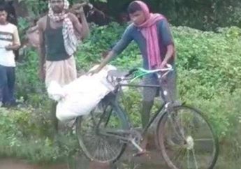Warga Desa Mengucilkan Keluarganya, Bocah Ini Angkat dan Kubur Jenazah Ayahnya Sendiri, Diikat dengan Karung dan Dibawa dengan Sepeda