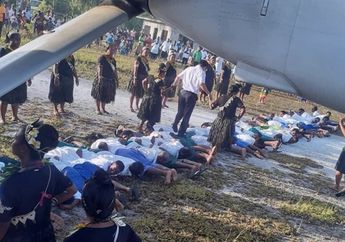 Turun dari Pesawat, Duta Besar China Gunakan Punggung Warga Lokal Kepulauan Pasifik Sebagai Alas Kaki, Banyak Pihak Geram, Ini Penjelasannya!