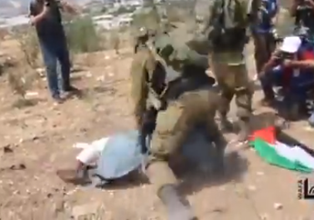 Sebuah Video Tunjukkan Tentara Israel Lakukan Tindakan Brutal terhadap Warga Palestina Pengunjuk Rasa Sengketa Lahan, Jepit Leher Pria Tua ke Tanah hingga Tak Berdaya
