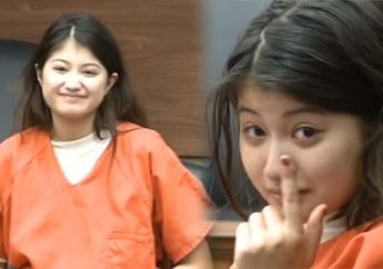 Entah Apa yang Merasuki Jiwanya, Gadis Cantik Ini Malah Senyum ke Arah Wartawan di Persidangan Usai 79 Kali Tusuk Wajah dan Leher Ibu yang Melahirkannya Secara Membabi Buta hingga Lantai Berlumuran Darah!