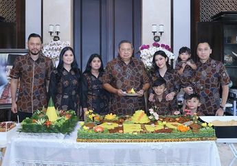 Kompak Berseragam Batik Nuansa Warna Cokelat, SBY Peringati Ulang Tahun Ke-71 dengan Berziarah ke Makam Ani Yudhoyono