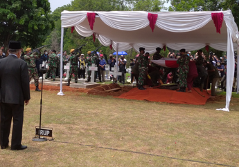 Jusuf Kalla Lakukan Penimbunan Jenazah Jakob Oetama Secara Simbolis