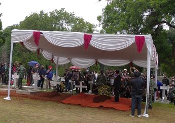 Jusuf Kalla Letakan Karangan Bunga di Makam Jakob Oetama