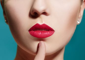 Trik Pakai Lisptik Merah Tanpa Terlihat Menor, Cobain Yuk!