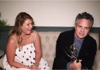 Mainkan Dua Karakter Sekaligus hingga Harus Naikkan Berat Badan 14 Kilogram, Mark Ruffalo Diganjar Piala Emmy Awards 2020, sang Istri Menangis Terharu!