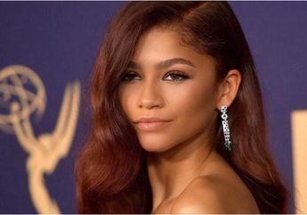 Terima Penghargaan Emmy Awards 2020 dari Rumah, Zendaya Tetap Tampil Glamor dalam Balutan Bra Kemben Bertabur Kristal!