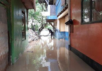 Kali Ciliwung Meluap, Warga yang Bermukim di Bibir Sungai Kabarnya Terendam Banjir hingga 2 Meter Namun Enggan Mengungsi