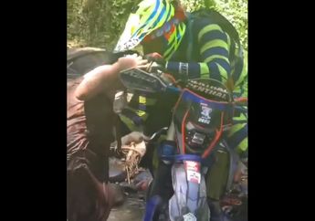 Cuma Bisa Pasrah Keenakan, Viral Video Seorang Pengendara Motor Trail Tega Sentuh Area Sensitif Gadis Berkemben di Sungai, Netizen: Miris Gue!