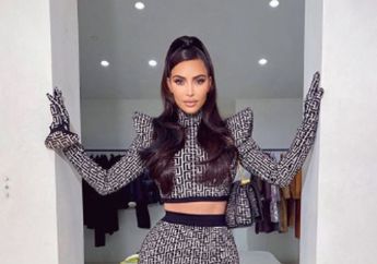 Pamer Foto Pakai Sandal Jepit, Kim Kardashian Bikin Salfok Gegara Jari Kakinya Ada 6!