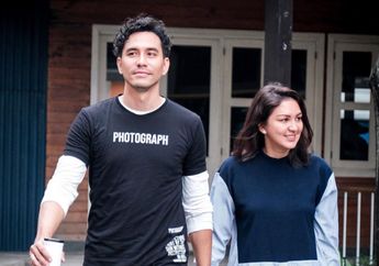 Pamer Foto Berduaan dengan Darius Sinathrya, Keromantisan Donna Agnesia dan Suami Sukses Bikin Netizen Bawa Perasaan: Bagi Tipsnya Dong!