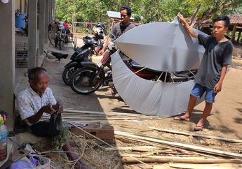 Keterbatasan Bukan Alasan, Difabel Lansia di Yogyakarta Sukses Buat Layangan Besar hingga Banjir Pesanan!